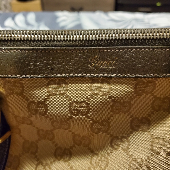 SOLD Authentic Gucci Medium Handbag - Picture 2 of 11